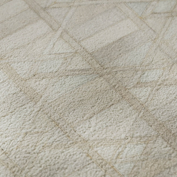 HomeRoots 8' Ivory and Beige Geometric Round Rug – Washable, UV-Protected, Perfect for High-Traffic Areas! 644661
