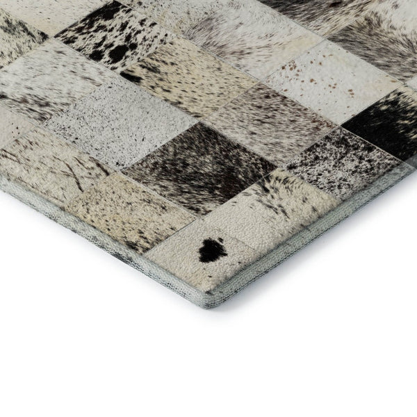 HomeRoots 5' Stylish Granite Gray, Ivory & Black Patchwork Area Rug - Washable, UV Protected & Stain Resistant 644732