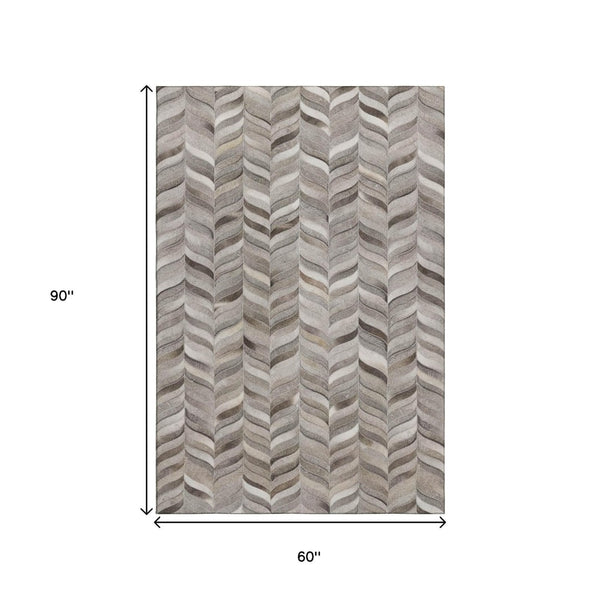 HomeRoots 5' Gray and Ivory Geometric Washable Area Rug - Durable, UV Protected, Perfect for High-Traffic Homes 644744