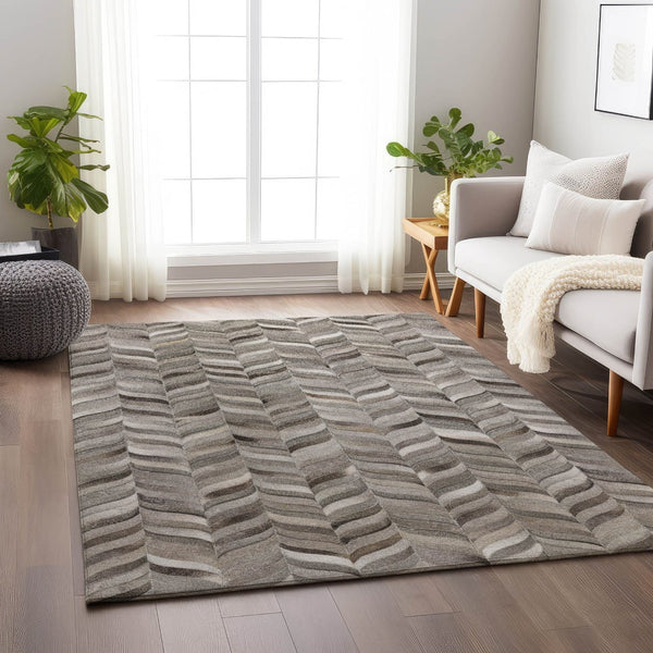 HomeRoots 5' Gray and Ivory Geometric Washable Area Rug - Durable, UV Protected, Perfect for High-Traffic Homes 644744