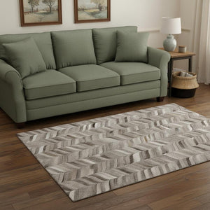 HomeRoots 5' Gray and Ivory Geometric Washable Area Rug - Durable, UV Protected, Perfect for High-Traffic Homes 644744