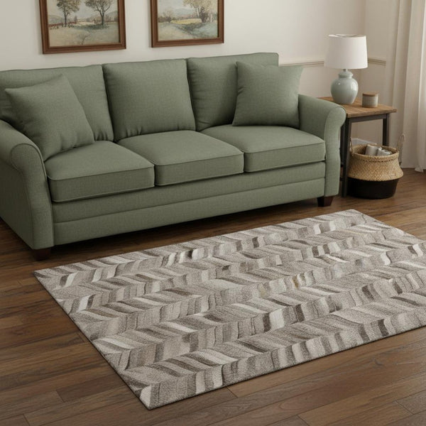 HomeRoots 5' Gray and Ivory Geometric Washable Area Rug - Durable, UV Protected, Perfect for High-Traffic Homes 644744