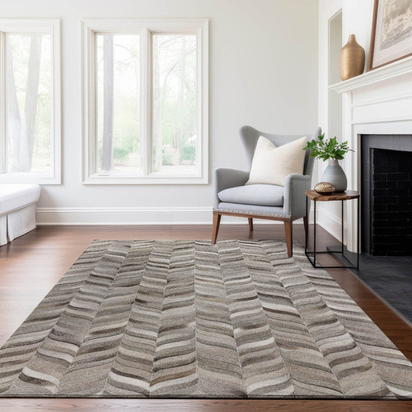HomeRoots 5' Gray and Ivory Geometric Washable Area Rug - Durable, UV Protected, Perfect for High-Traffic Homes 644744