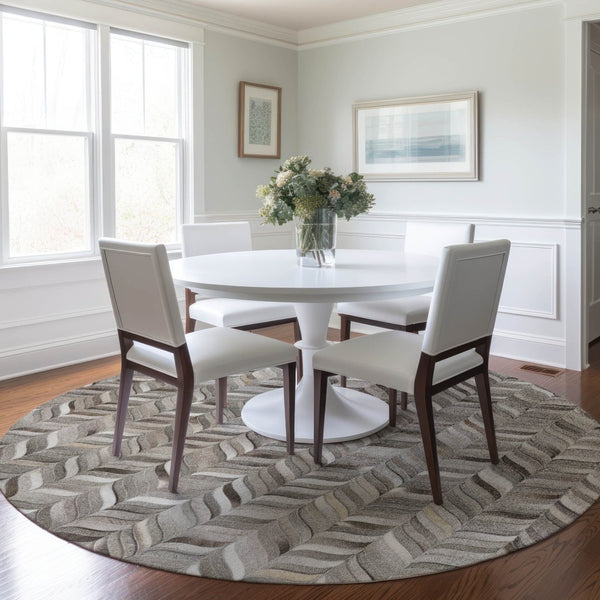 HomeRoots 8' Gray and Ivory Geometric Washable Round Rug – Durable, UV-Protected, Perfect for High-Traffic Areas 644745