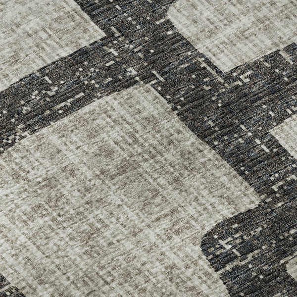 HomeRoots 8' Gray and Ivory Abstract Round Rug - Washable, UV Protected, Family-Friendly Style for Any Space 644841