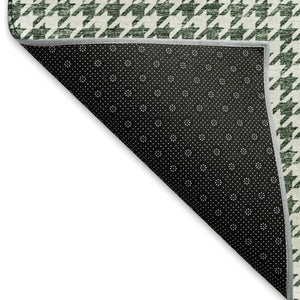 HomeRoots 8' Green And White Houndstooth Washable Round Rug - Durable, UV Protected, Stain-Resistant Beauty! 645148