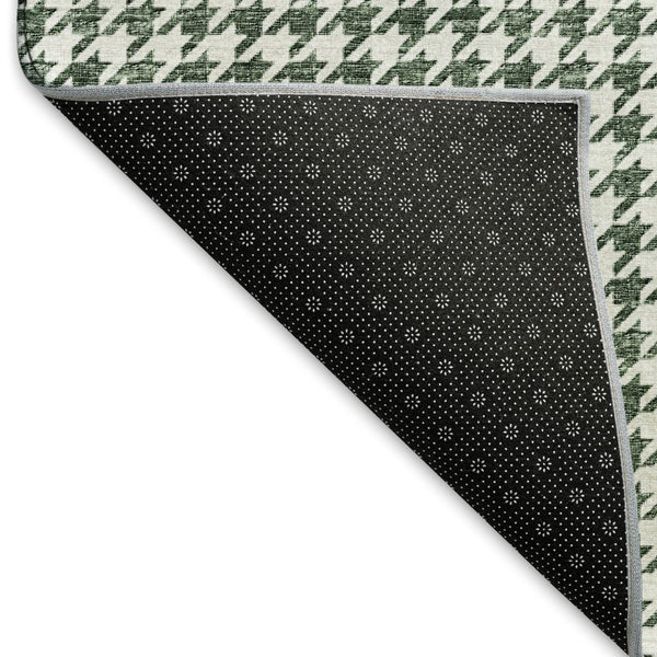 HomeRoots 8' Green And White Houndstooth Washable Round Rug - Durable, UV Protected, Stain-Resistant Beauty! 645148
