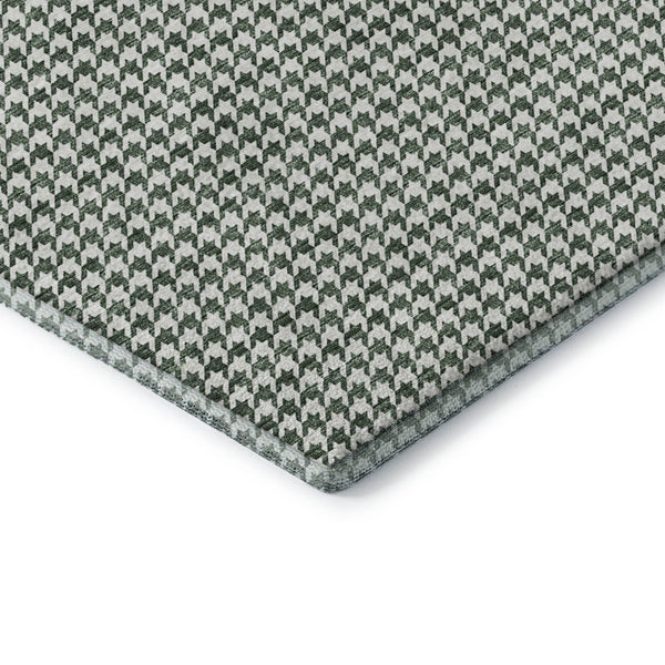 HomeRoots 8' Green And White Houndstooth Washable Round Rug - Durable, UV Protected, Stain-Resistant Beauty! 645148