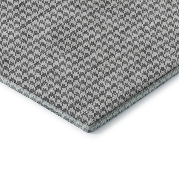 HomeRoots 8' Gray and Ivory Houndstooth Round Rug - Washable, UV-Protected, and Stain-Resistant for Durability 645166