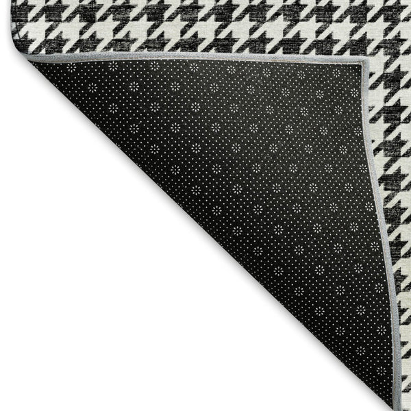 HomeRoots 8' Black And White Houndstooth Round Rug - Washable, UV Protected, Durable for High-Traffic Areas 645172