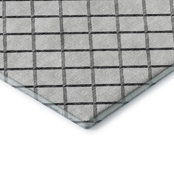 HomeRoots 5' Modern Gray and Black Geometric Area Rug – Washable, UV Protected, Stain Resistant for Homes 645315