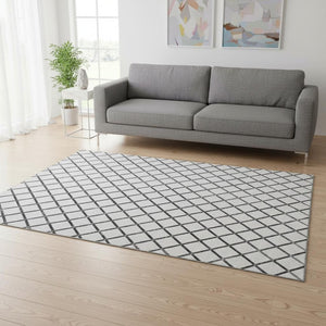 HomeRoots 5' Modern Gray and Black Geometric Area Rug – Washable, UV Protected, Stain Resistant for Homes 645315