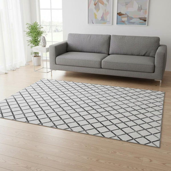 HomeRoots 5' Modern Gray and Black Geometric Area Rug – Washable, UV Protected, Stain Resistant for Homes 645315