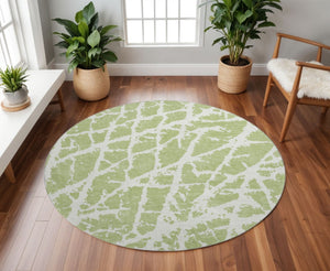 HomeRoots 8' Fern Green and Ivory Abstract Washable Round Area Rug with UV Protection for High-Traffic Homes 646509