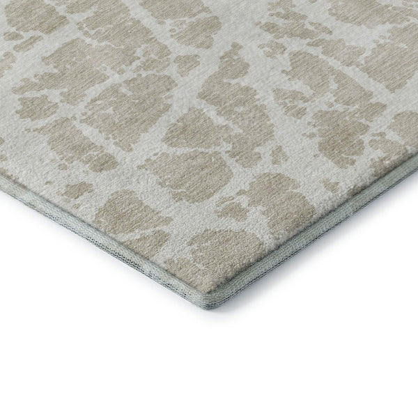 HomeRoots 8' Beige and Ivory Abstract Round Rug - Washable, UV Protected, Durable, Perfect for High-Traffic Areas 646515