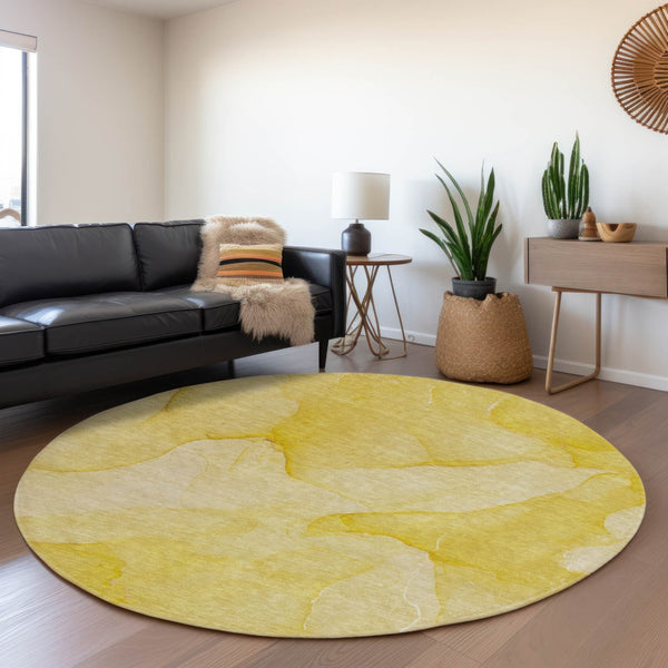 HomeRoots 8' Gold and Ivory Abstract Washable Round Rug - Stylish, Stain-Resistant, UV-Protected for Homes 646939