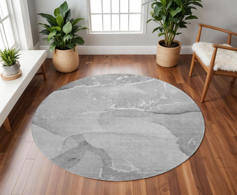 HomeRoots 8' Gray And Ivory Abstract Round Rug – Washable, UV Protected, Stain Resistant for Modern Homes 647203