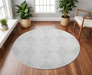 HomeRoots 8' Ivory and Silver Geometric Round Rug - Washable, Stain-Resistant, UV-Protected for Active Homes 648193