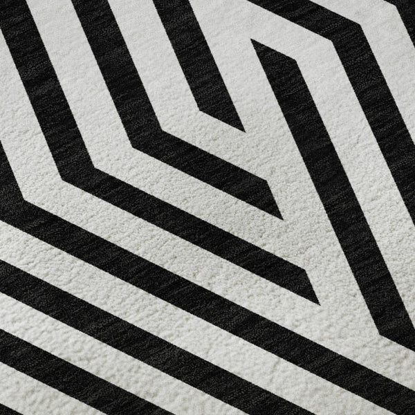 HomeRoots 8' Black And Ivory Geometric Round Rug - Durable, Washable, UV-Protected, Ideal For Modern Spaces 648517