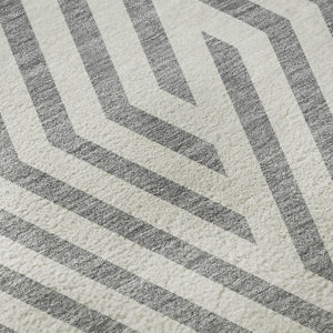 HomeRoots 8' Gray and Ivory Geometric Round Washable Rug with UV Protection - Stylish, Durable & Easy Care! 648541