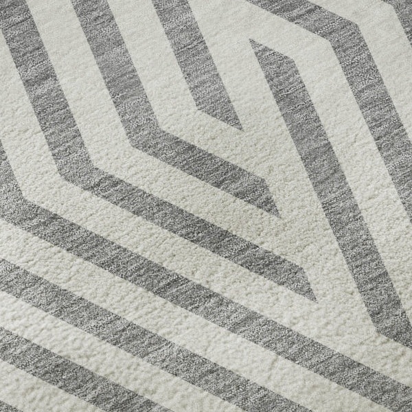 HomeRoots 8' Gray and Ivory Geometric Round Washable Rug with UV Protection - Stylish, Durable & Easy Care! 648541