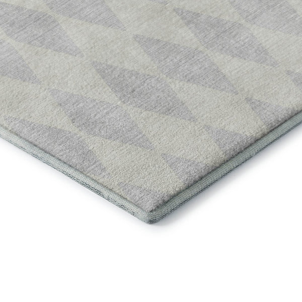 HomeRoots 8' Silver And Ivory Diamond Round Rug - Washable, UV Protected, Stain Resistant for High-Traffic Areas 650119