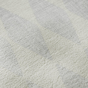 HomeRoots 8' Silver And Ivory Diamond Round Rug - Washable, UV Protected, Stain Resistant for High-Traffic Areas 650119