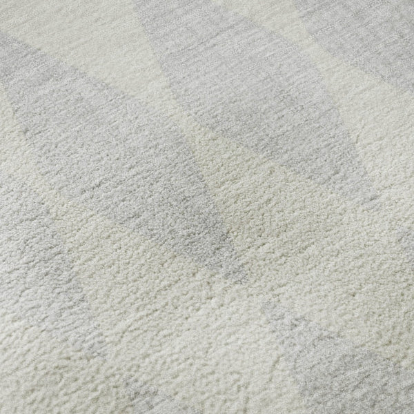 HomeRoots 8' Silver And Ivory Diamond Round Rug - Washable, UV Protected, Stain Resistant for High-Traffic Areas 650119