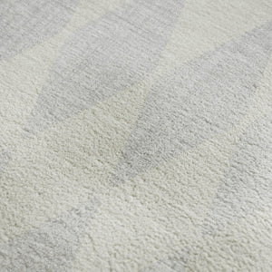 HomeRoots 8' X 10' Stylish Silver & Ivory Diamond Area Rug - Washable, UV Protected, Ideal for Homes with Pets! 650120