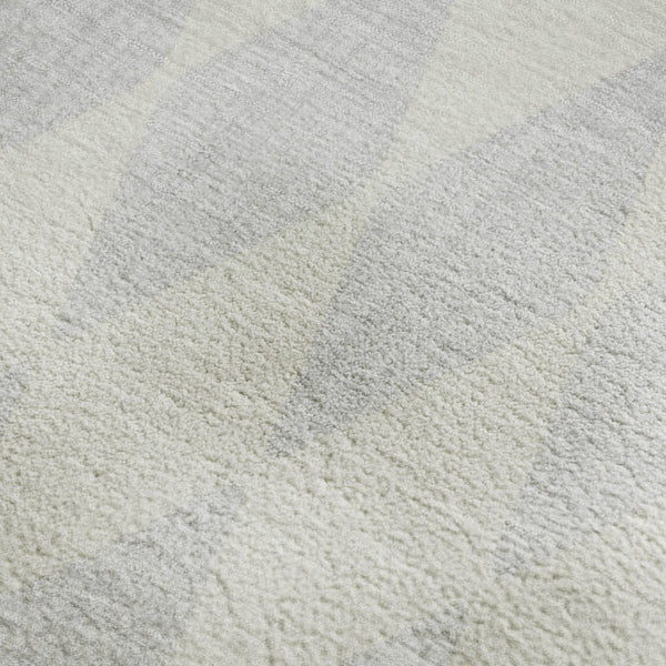 HomeRoots 8' X 10' Stylish Silver & Ivory Diamond Area Rug - Washable, UV Protected, Ideal for Homes with Pets! 650120