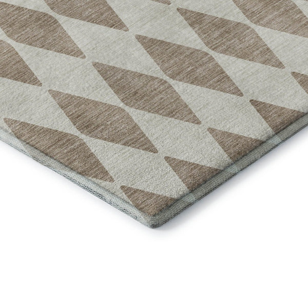 HomeRoots 8' Taupe and Ivory Diamond Round Rug – Washable, UV-Protected, Perfect for High-Traffic Areas! 650131