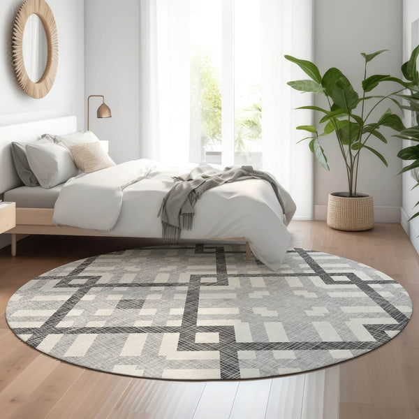 HomeRoots 8' Gray and Ivory Geometric Round Rug - Washable, Stain Resistant, UV Protected for Modern Spaces 651385
