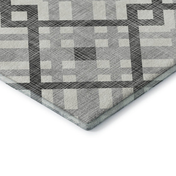HomeRoots 8' Gray and Ivory Geometric Round Rug - Washable, Stain Resistant, UV Protected for Modern Spaces 651385