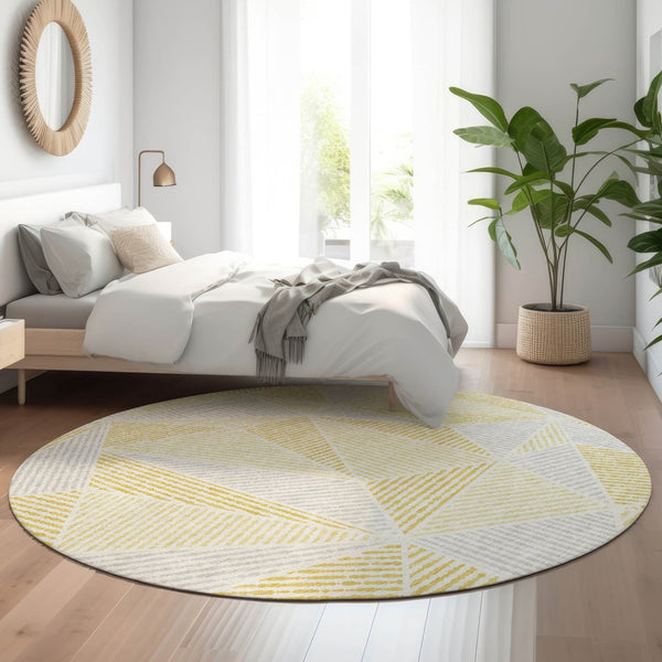 HomeRoots 8' Gold and Gray Geometric Washable Round Rug – Durable, Stain-Resistant, UV-Protected & Stylish! 651950