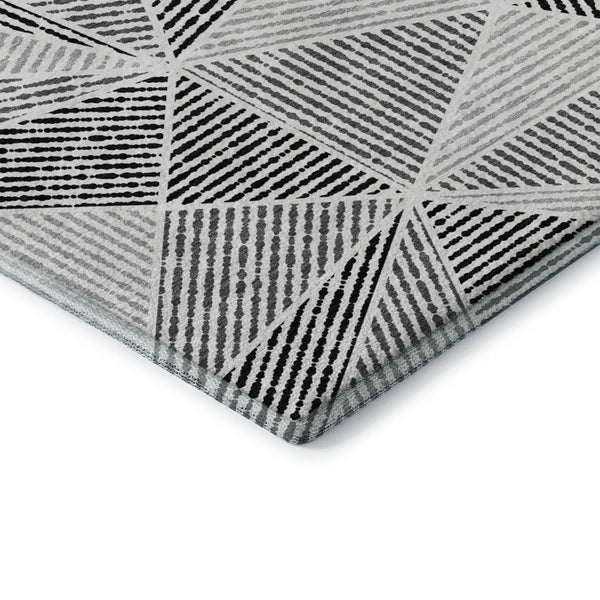 HomeRoots 8' Stylish Pewter and Silver Geometric Round Rug - Washable, UV Protected, Ideal for High-Traffic Areas 651986