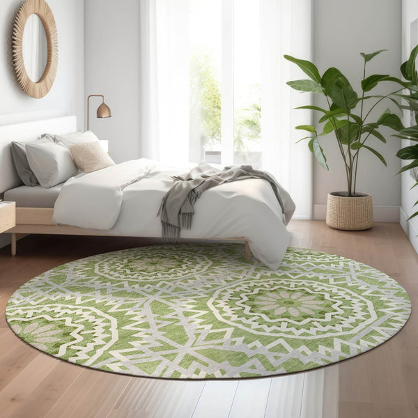 HomeRoots 8' Green And Ivory Geometric Round Rug - Stylish, Washable, UV-Protected for Kid & Pet-Friendly Spaces 652224