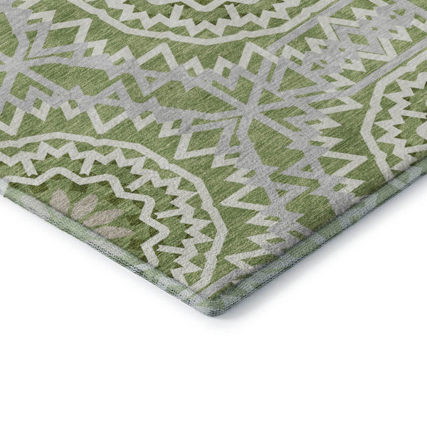 HomeRoots 8' Green And Ivory Geometric Round Rug - Stylish, Washable, UV-Protected for Kid & Pet-Friendly Spaces 652224
