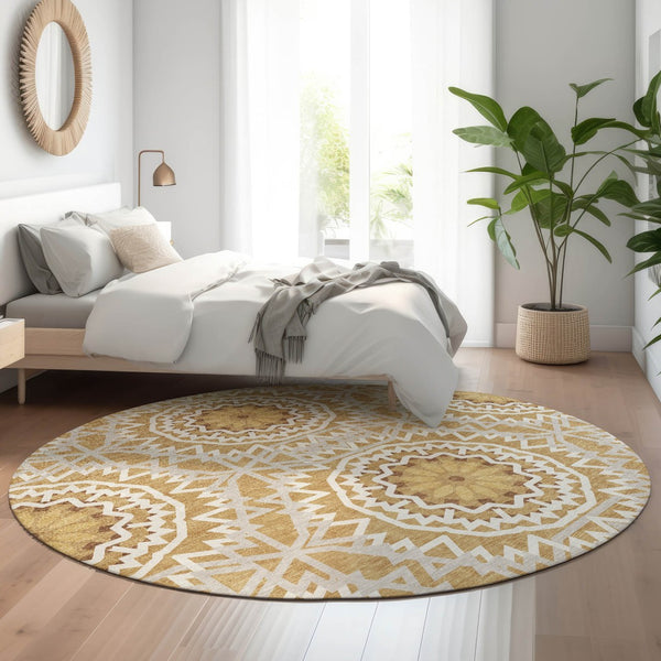 HomeRoots 8' Gold And Ivory Modern Geometric Round Rug - Washable, UV Protected, Stain-Resistant Design! 652230