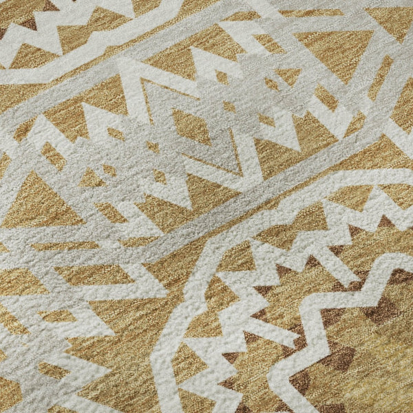 HomeRoots 8' Gold And Ivory Modern Geometric Round Rug - Washable, UV Protected, Stain-Resistant Design! 652230
