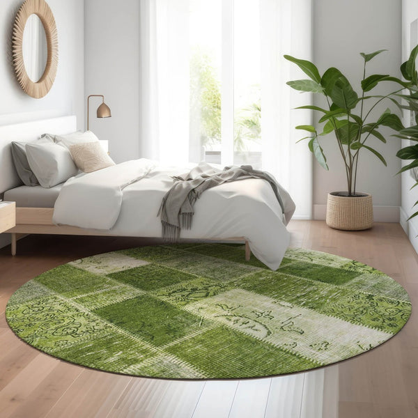 HomeRoots 8' Olive Green and Ivory Patchwork Round Rug - Washable, UV Protected, Stain Resistant for Durability! 652938