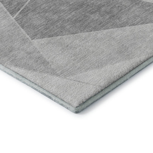 HomeRoots 8' Gray and Silver Geometric Round Rug - Washable, UV-Protected, Modern Design for Home & Patio 653311
