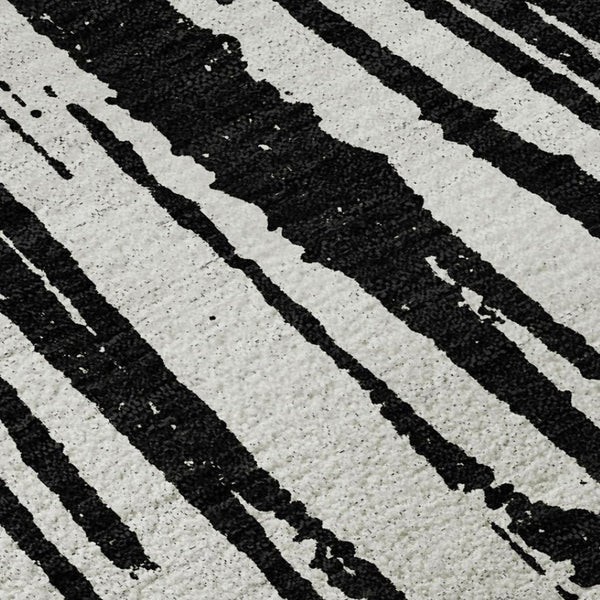 HomeRoots 5' Black and Ivory Abstract Washable Area Rug - Stain-Resistant, UV Protected, Durable Design for Homes 653526