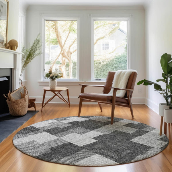 HomeRoots 8' Gray and Silver Geometric Round Rug - Washable, Stain Resistant, UV Protected for Modern Spaces 654931