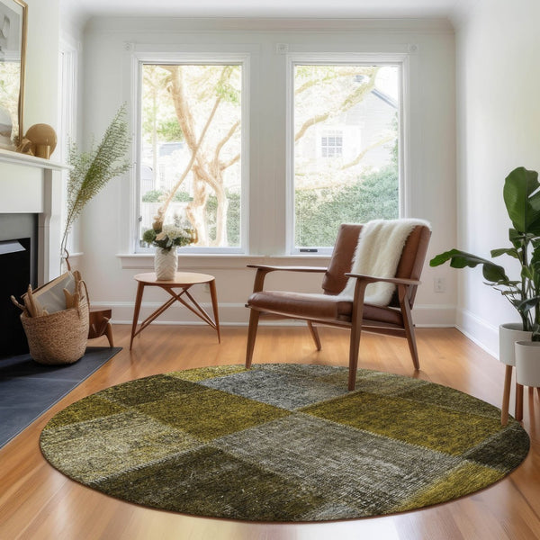 HomeRoots 8' Washable Round Rug in Coffee, Gold & Taupe Patchwork - UV Protected, Stain-Resistant Design! 655183