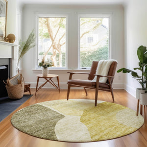 HomeRoots 8' Gold and Ivory Abstract Round Rug - Washable, UV-Protected, Stain-Resistant for Modern Homes 655273