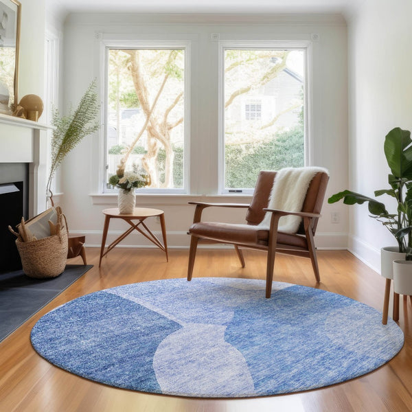 HomeRoots 8' Navy Blue and Ivory Abstract Round Rug - Washable, UV-Protected, Durable for High-Traffic Areas 655279