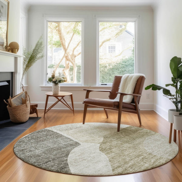 HomeRoots 8' Taupe and Ivory Abstract Washable Round Rug - Durable, UV-Protected, Perfect for Family Spaces! 655297