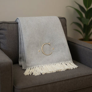 HomeRoots 55" Gray and White Herringbone Cotton Blend Throw Blanket with Personalized Initial and Tassels C 655526