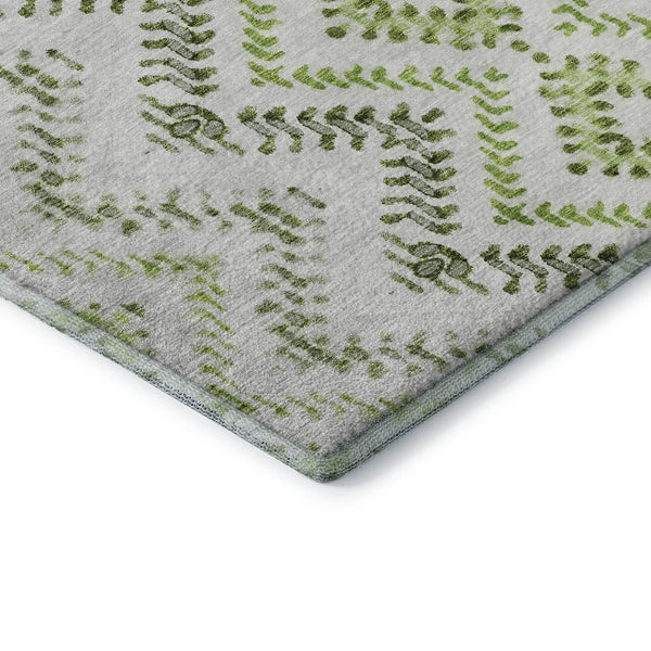 HomeRoots 8' Artichoke Green Round Rug – Modern Geometric Design, Washable, UV Protected for Active Homes 656097