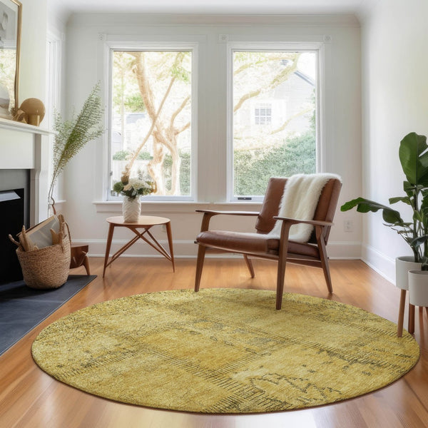 HomeRoots 8' Gold and Gray Patchwork Round Rug - Washable, UV-Protected, Stylish for Homes with Kids & Pets 656157